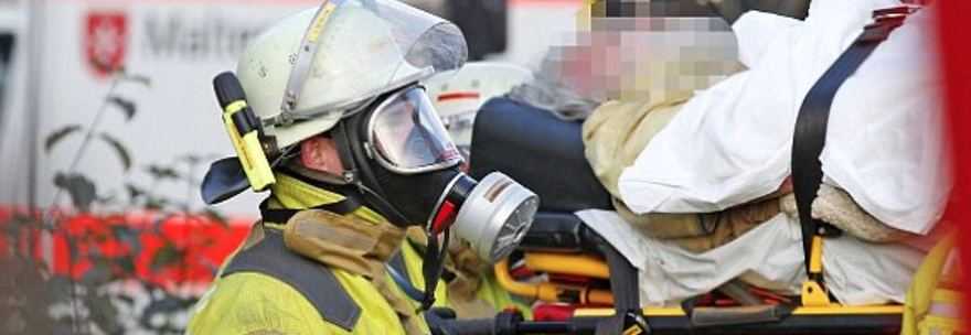 NON SI LAVA DA 5 ANNI E PESA 159 KG: SALVATO DA CASA-DISCARICA CON GRU E MASCHERE ANTIGAS - 28/12/2014
