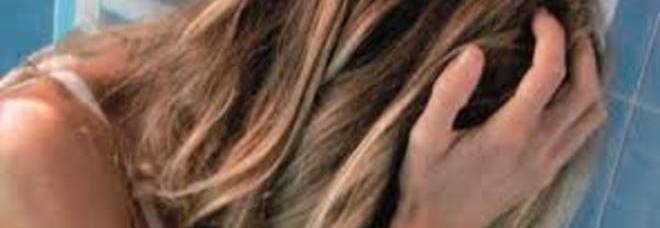 LEI RIFIUTA LE AVANCES, LUI LE ROMPE NASO E DENTI A CAZZOTTI: CHOC A ROMA - 09/11/2014
