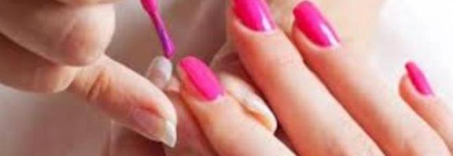 CONTAGIATA CON GLI STRUMENTI PER LA MANICURE: RAGAZZA SCOPRE DI ESSERE SIEROPOSITIVA - 08/01/2015