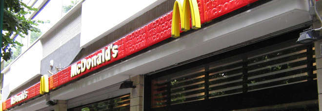 ROMA, PAURA AL MC DONALD'S: TENTA DI RAPIRE UNA BAMBINA SOTTO GLI OCCHI DEI GENITORI - 15/11/2014
