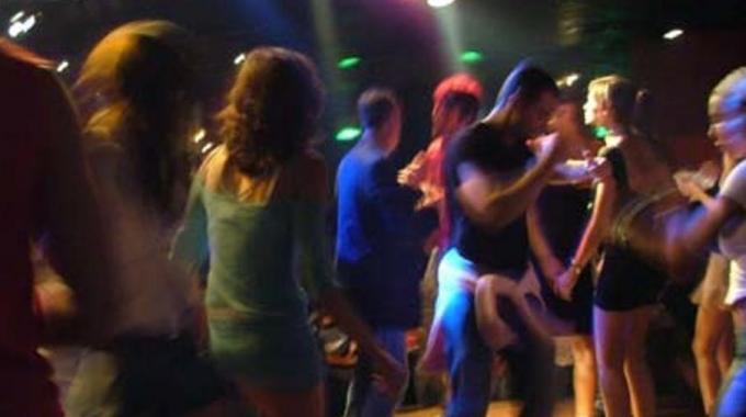 SI UBRIACA E FA L'AMORE CON TRE RAGAZZI: ''SONO INCINTA E NON SO CHI SIA IL PADRE'' - 16/11/2014