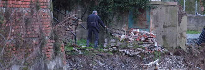 GENOVA, CROLLA PARTE DEL CIMITERO: SALME E BARE NEL TORRENTE - 16/11/2014