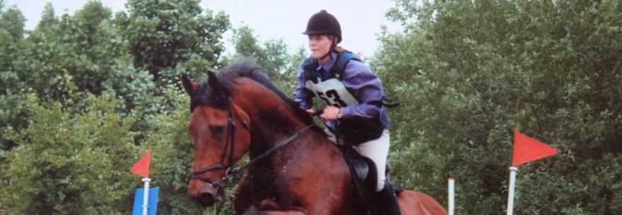 IL SUO CAVALLO MUORE, LEI SI UCCIDE IL GIORNO DOPO: ERA L'AMORE PIU' GRANDE DELLA SUA VITA - 24/01/2015