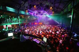 APRE IN ITALIA LA PRIMA DISCOTECA DOVE SI ENTRA SOLO NUDI - ECCO DOVE - 25/11/2014