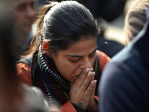 SI SUICIDA CON TUTTA LA FAMIGLIA, LEI SI SALVA, POI LA TERRIBILE TRAGEDIA - 24/12/2014