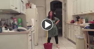 UNA DONNA INCINTA DI 9 MESI BALLA IN CUCINA, MA QUALCUNO LA INTERROMPE - VIDEO - 11/03/2015