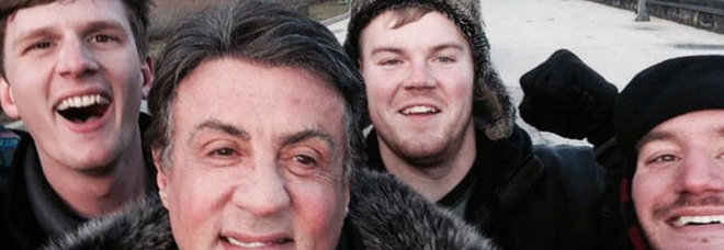 SALGONO LA SCALINATA DI ROCKY A PHILADELPHIA E TROVANO STALLONE: SCATTA IL SELFIE - 25/01/2015