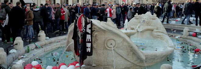 HOOLIGANS OLANDESI ALL'ASSALTO DI ROMA, SCONTRI CON LA POLIZIA IN PIAZZA DI SPAGNA - 19/02/2015