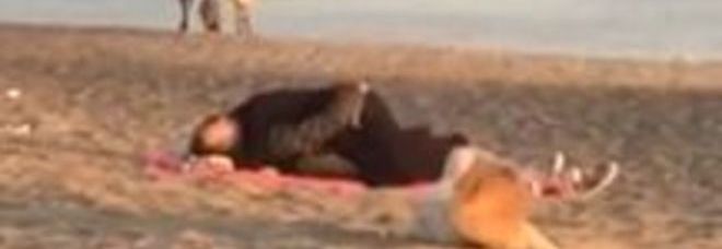 OSTIA, FANNO L'AMORE IN SPIAGGIA IN MEZZO AI PASSANTI: IL VIDEO VIENE PUBBLICATO SU FACEBOOK - 21/02/2015