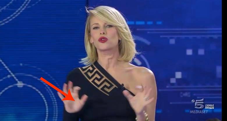 ALL'ISOLA TUTTI GLI OCCHI PUNTATI SU ALESSIA MARCUZZI: QUEL ''DETTAGLIO'' CHE HA SCATENATO COMMENTI - 09/03/2015
