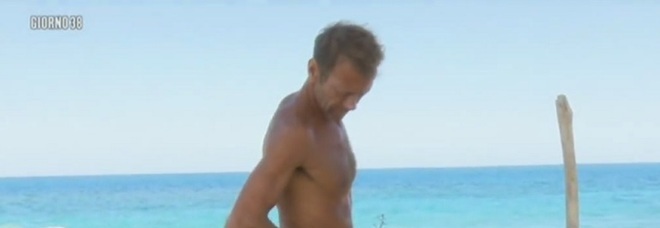 ISOLA, ROCCO SIFFREDI COSTRETTO A COPRIRSI A PLAYA DESNUDA. ''MI SONO USTIONATO IL...'' - 13/03/2015