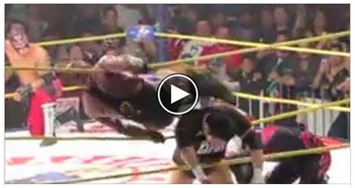 WRESTLER MUORE SUL RING, REY MYSTERIO NON SE NE ACCORGE E CONTINUA A COMBATTERE - 22/03/2015