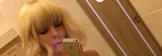 POSTA SU TWITTER UN SELFIE MOLTO SPINTO: ECCO COSA ACCADE A QUESTA MOGLIE - FOTO - 25/03/2015