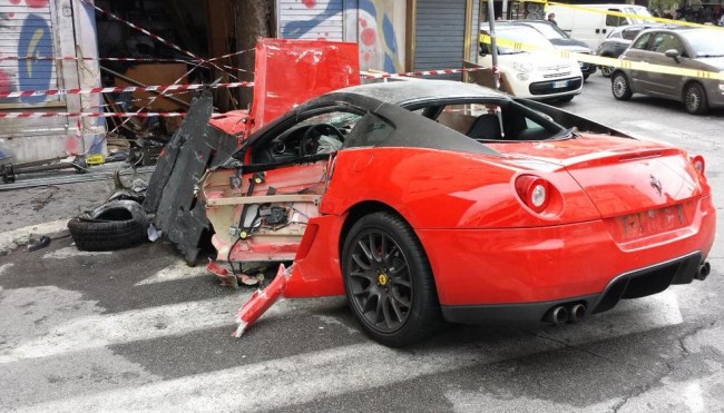 ROMA, PERDE IL CONTROLLO DELLA FERRARI CHE ENTRA IN UN NEGOZIO - LE INCREDIBILI IMMAGINI - 30/03/2015