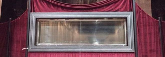 ''GUARDATE, C'E' UN VOLTO INQUIETANTE SULLA TECA DELLA SINDONE'': LA FOTO FA IL GIRO DEL WEB - 06/04/2015