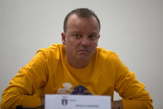 ''PRIMA LI AGGREDI' E POI LI RAPINO''' - GIGI D'ALESSIO NEI GUAI - 11/04/2015