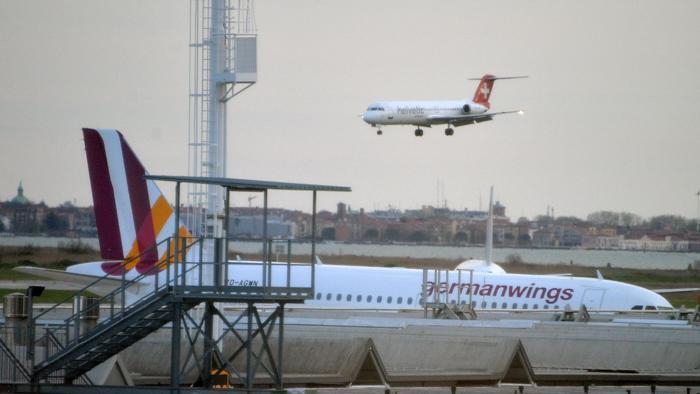 GERMANWINGS, ALLARME BOMBA AL DECOLLO: EVACUATO AEREO DIRETTO A MILANO - 12/04/2015