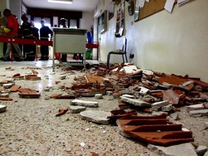 CROLLA SOFFITTO DELLA SCUOLA ELEMENTARE, DUE BIMBI FERITI - 13/04/2015