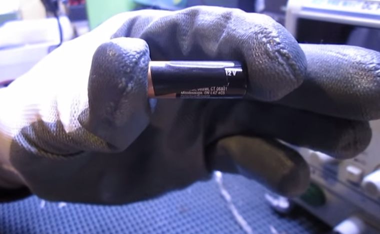 AVETE PRESENTE QUESTA BATTERIA? AL SUO INTERNO CONTIENE UN 'TESORO' RIUTILIZZABILE - VIDEO - 03/05/2015