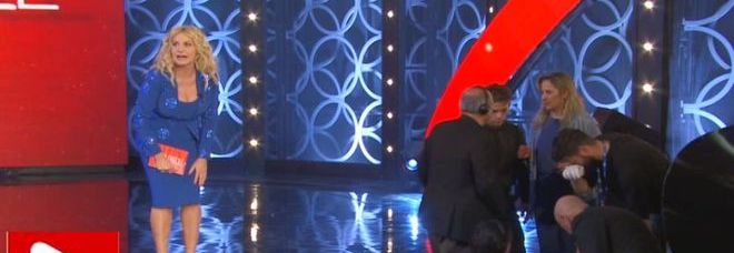 ANTONELLA CLERICI, INCIDENTE E PANICO IN DIRETTA: L'OSPITE CADE DAL PALCO E SI FA MALE - 24/04/2015