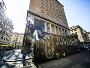 ULTIM'ORA: AGGUATO AL BUS DELLA JUVENTUS - ECCO CHE COSA STA ACCADENDO - 26/04/2015