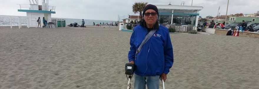 NANDO, IL CERCATORE DI MONETE IN SPIAGGIA: ''E' IL MIO LAVORO''. ECCO QUANTO GUADAGNA - 28/04/2015