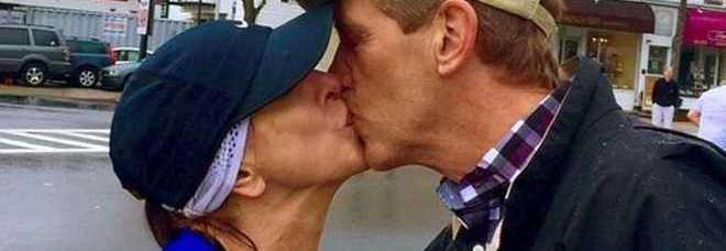 BACIA UN UOMO MISTERIOSO ALLA MARATONA, LA FIGLIA LO CERCA SUL WEB. A RISPONDERE E' LA MOGLIE - 06/05/2015