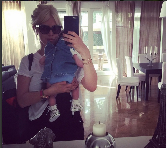 LA CASA DI WANDA NARA AI LIMITI DELLA DECENZA - FOTO - 12/05/2015