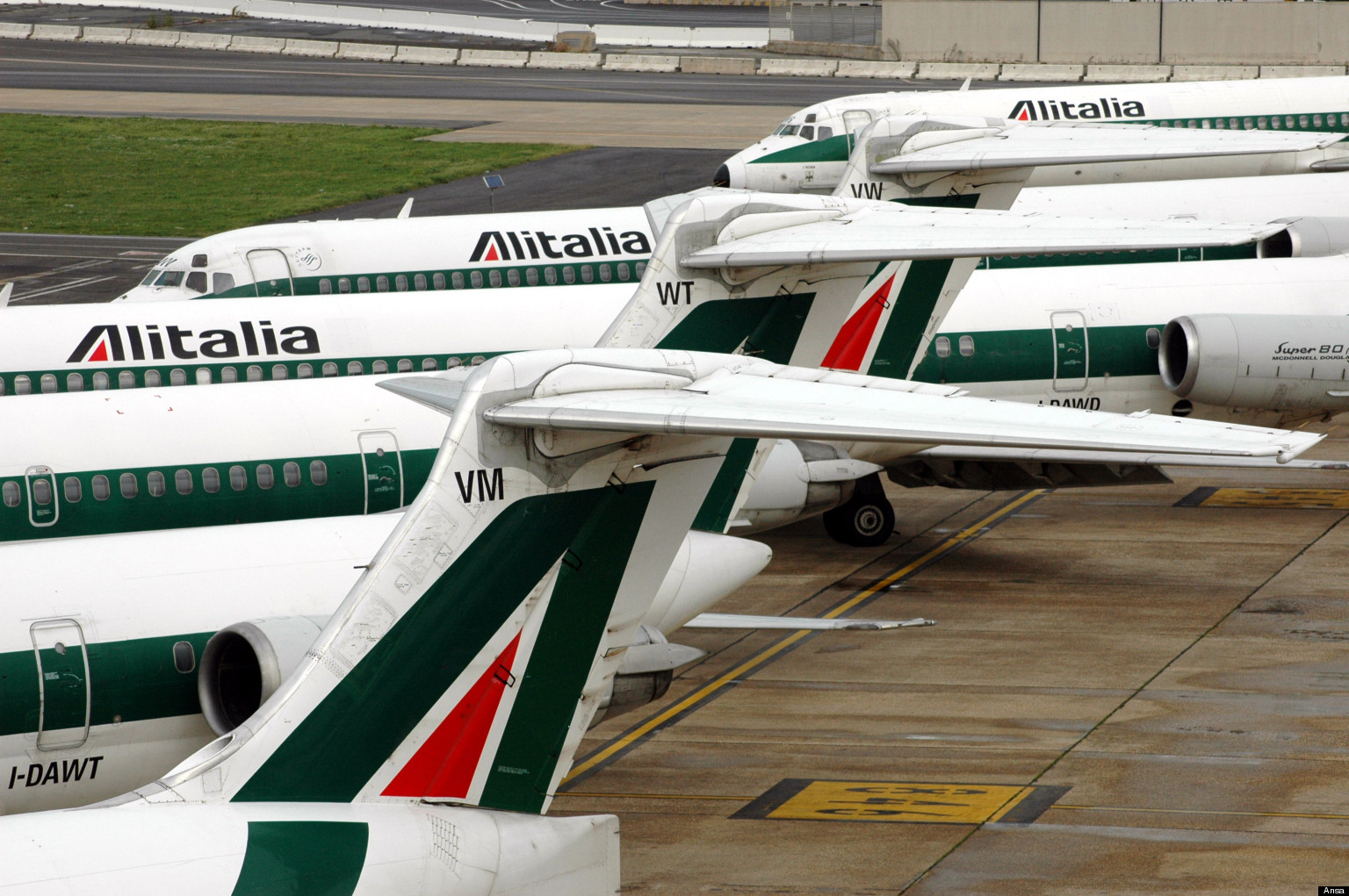 +++ ULTIM'ORA +++ : FIUMICINO, ALGERINI FORZANO PORTELLONE AEREO E FUGGONO - 14/05/2015