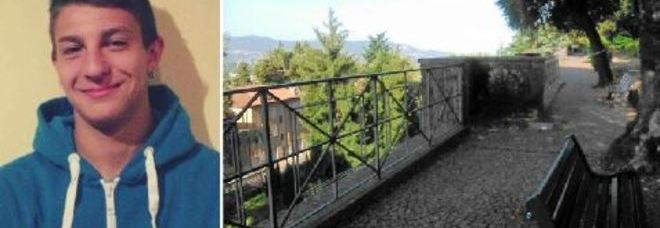 STEFANO, 18 ANNI, PRECIPITA DALLA BALCONATA DEI GIARDINETTI PUBBLICI: MUORE SUL COLPO - 17/05/2015