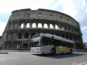 INSULTI RAZZISTI SUL BUS: 'NEGRI TORNATE A CASA VOSTRA'. LA REAZIONE DEI PASSEGGERI - 18/05/2015