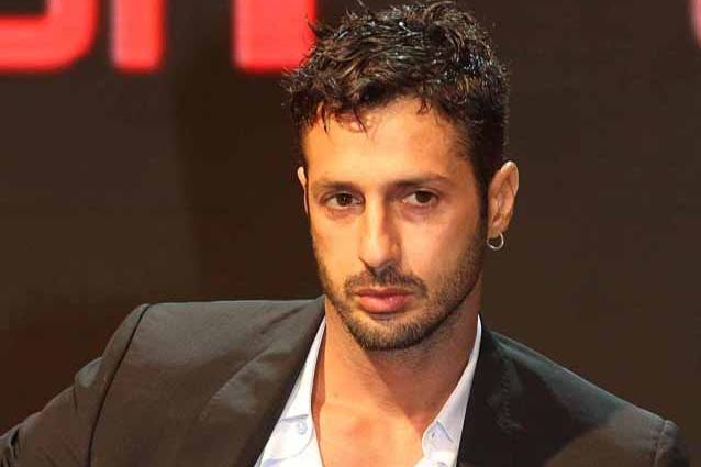 LO RICORDIAMO COSI'. FOTOGRAFATO FUORI IL TRIBUNALE: ECCO COME APPARE FABRIZIO CORONA - 19/05/2015