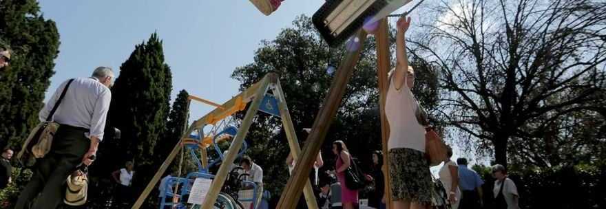 MAMMA DI 24 ANNI SPINGE IL FIGLIO MORTO SULL'ALTALENA AL PARCO PER TUTTA LA NOTTE: E' GIALLO - 23/05/2015