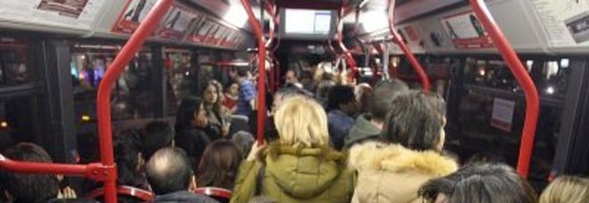 ROMA, L'ASSALTO DEI ROM AL TRENO DEI PENDOLARI: FINISCE MALISSIMO CON L'INTERVENTO DEI PASSEGGERI - 24/05/2015