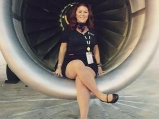 HOSTESS SI SCATTA UNA FOTO NEL MOTORE, POI L'INASPETTATA CONSEGUENZA - FOTO - 02/06/2015