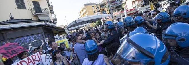 ROMA, BATTISTINI: AUTO SULLA FOLLA, LA POLIZIA CARICA GLI ANTIFASCISTI - FOTO - 03/06/2015