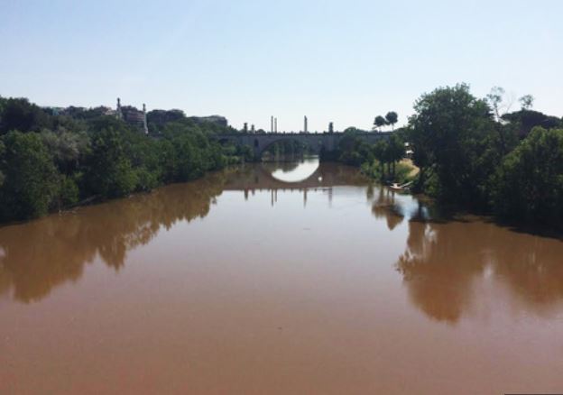 ALLERTA A ROMA: IL TEVERE DIVENTA ROSSO SANGUE LA SITUAZIONE - 11/06/2015