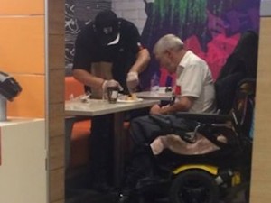 CASSIERE DEL FAST FOOD AIUTA CLIENTE DISABILE A TAGLIARE IL PRANZO - 25/09/2015