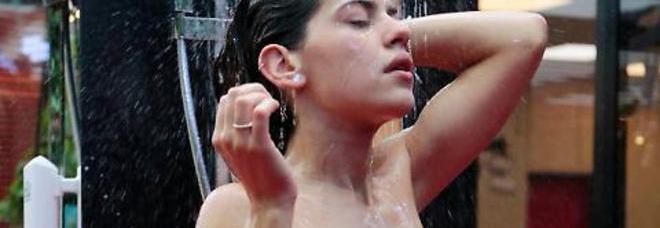 GF14, ECCO LA PRIMA ''DOCCIA'' NELLA CASA: LA STUDENTESSA MARY E' LA PIU' SENSUALE DEL REALITY - 28/09/2015