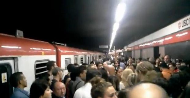 ROMA, DISAGI IN METRO A: EVACUATI DUE TRENI. ''PASSEGGERI A PIEDI AL BUIO NELLA GALLERIA'' - 15/10/2015