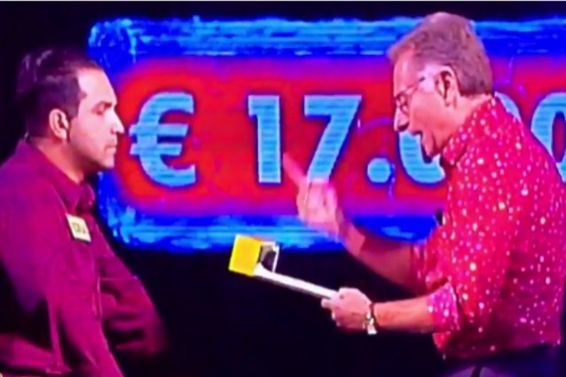 'AVANTI UN ALTRO', CONCORRENTE VINCE 17MILA EURO. MA SPUNTANO I DUBBI: ''LEGGEVA LE RISPOSTE'' - 15/10/2015