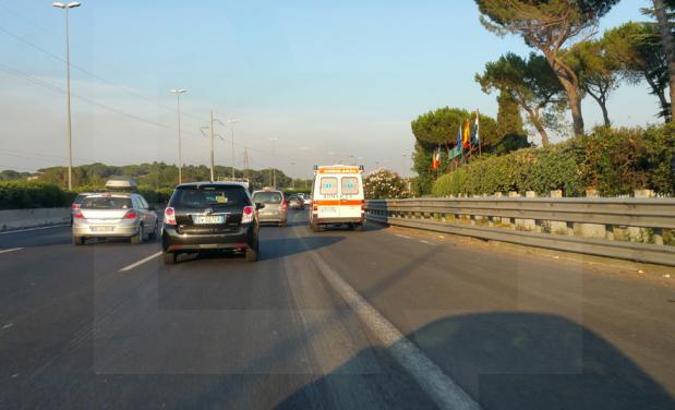 ROMA: TERRIBILE SCONTRO SIL GRA TRA 4 AUTO E UN FURGONE - DUE MORTI - 18/10/2015