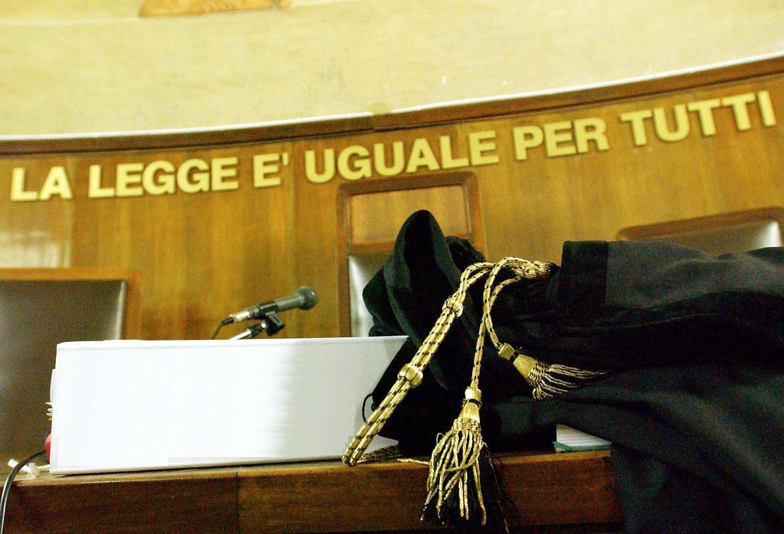 FOLLIA IN TRIBUNALE - AVVOCATO HA APERTO IL FUOCO CONTRO IL PRESIDENTE DELL'ORDINE: DUE I MORTI - 29/10/2015