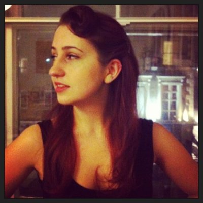 DONNA SI SIEDE NUDA A GAMBE LARGHE SU UN TETTO PER 4 ORE, ECCO PERCHE' - 31/10/2015