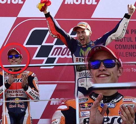 LORENZO VINCE IL MONDIALE: MA IL GESTO DI MARQUEZ AL MOMENTO DELLA PREMIAZIONE? - GUARDA - 08/11/2015