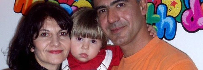 IL FIGLIO DI 9 ANNI MUORE DI TUMORE AL CERVELLO, MAMMA E PAPA' SI IMPICCANO ACCANTO AL SUO CORPO - 08/11/2015