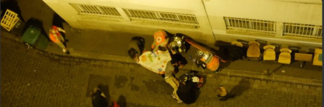 SCENE DA FILM DI GUERRA: I PARIGINI GETTANO LE LENZUOLA DALLE FINESTRE SUI CADAVERI - FOTO - 14/11/2015
