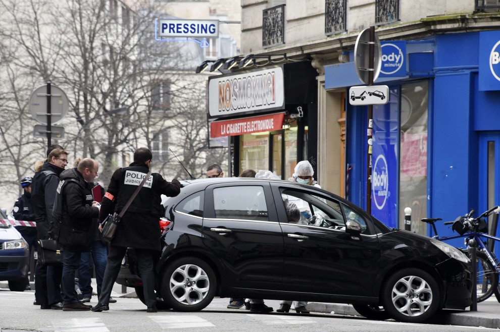 ESPLOSIONI E COLPI DI ARMA DA FUOCO A PARIGI: 4 PERSONE PESANTEMENTE ARMATE HANNO SFONDATO UNA SBARRA AL CASELLO - 14/11/2015