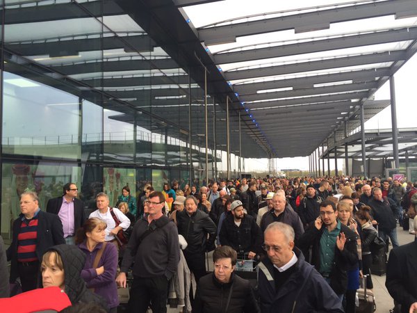 PANICO A LONDRA, EVACUATO TERMINAL PER PACCO SOSPETTO A GATWICK - ARTIFICERI ALL'OPERA - 14/11/2015