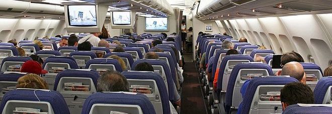 TERRORE IN VOLO, GIORDANO TENTA DI APRIRE LA PORTA DELL'AEREO: BLOCCATO DAI PASSEGGERI - 06/12/2015